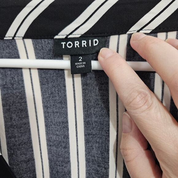 Torrid Black White Striped V Neck Rolled Tab Sleeve Stretch Tunic size 2X - Picture 5 of 6